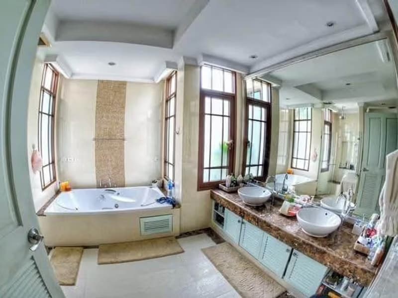 5 Bedroom House