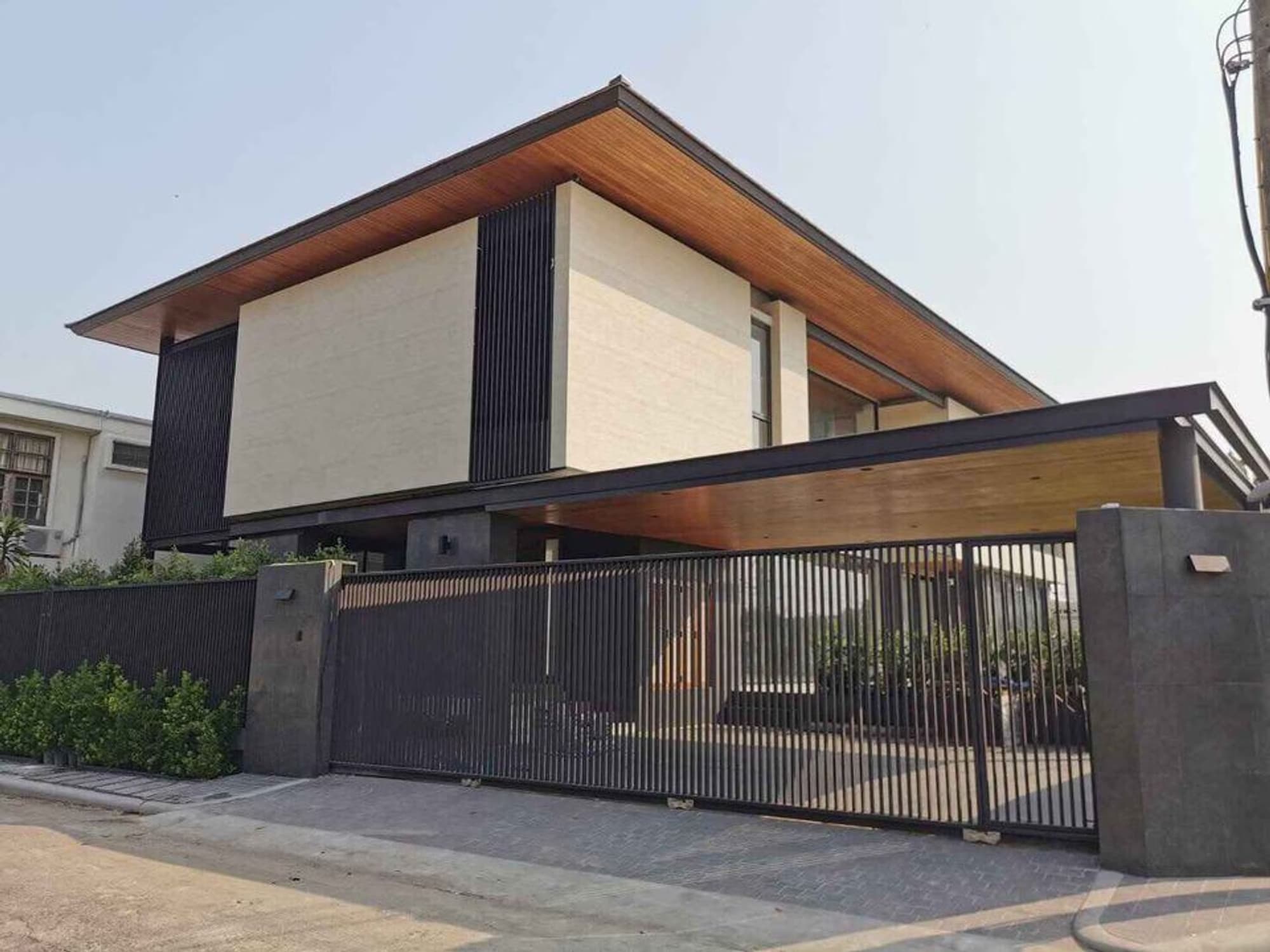 5 Bed House for Rent in Bang Na - Image 1