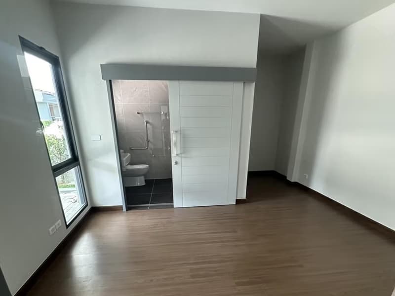 5 Bed House for Rent in Bang Phli