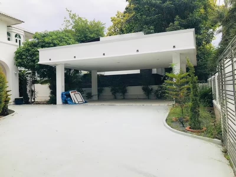 6 Bedroom House