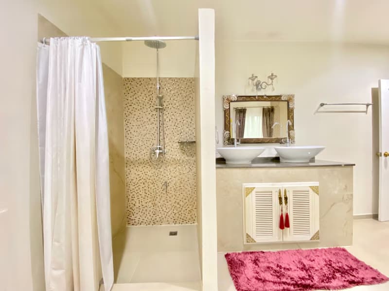 9 Bed House for Rent in Saraphi District