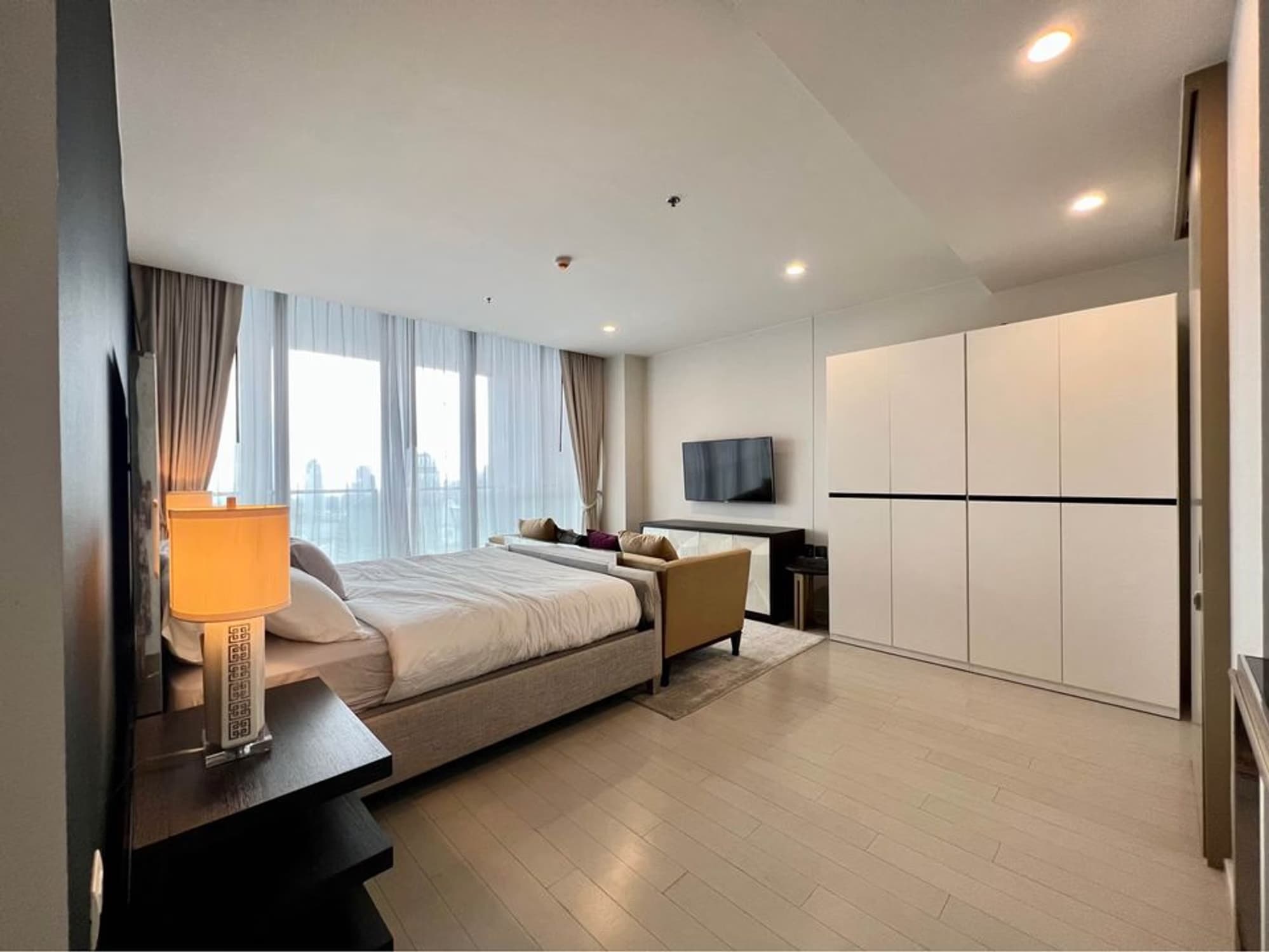 Condo for Rent at Noble Ploenchit - Image 10