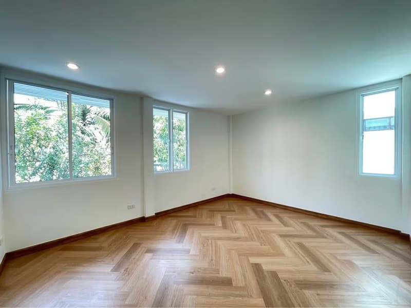 4 Bed House for Sale in Huai Khwang