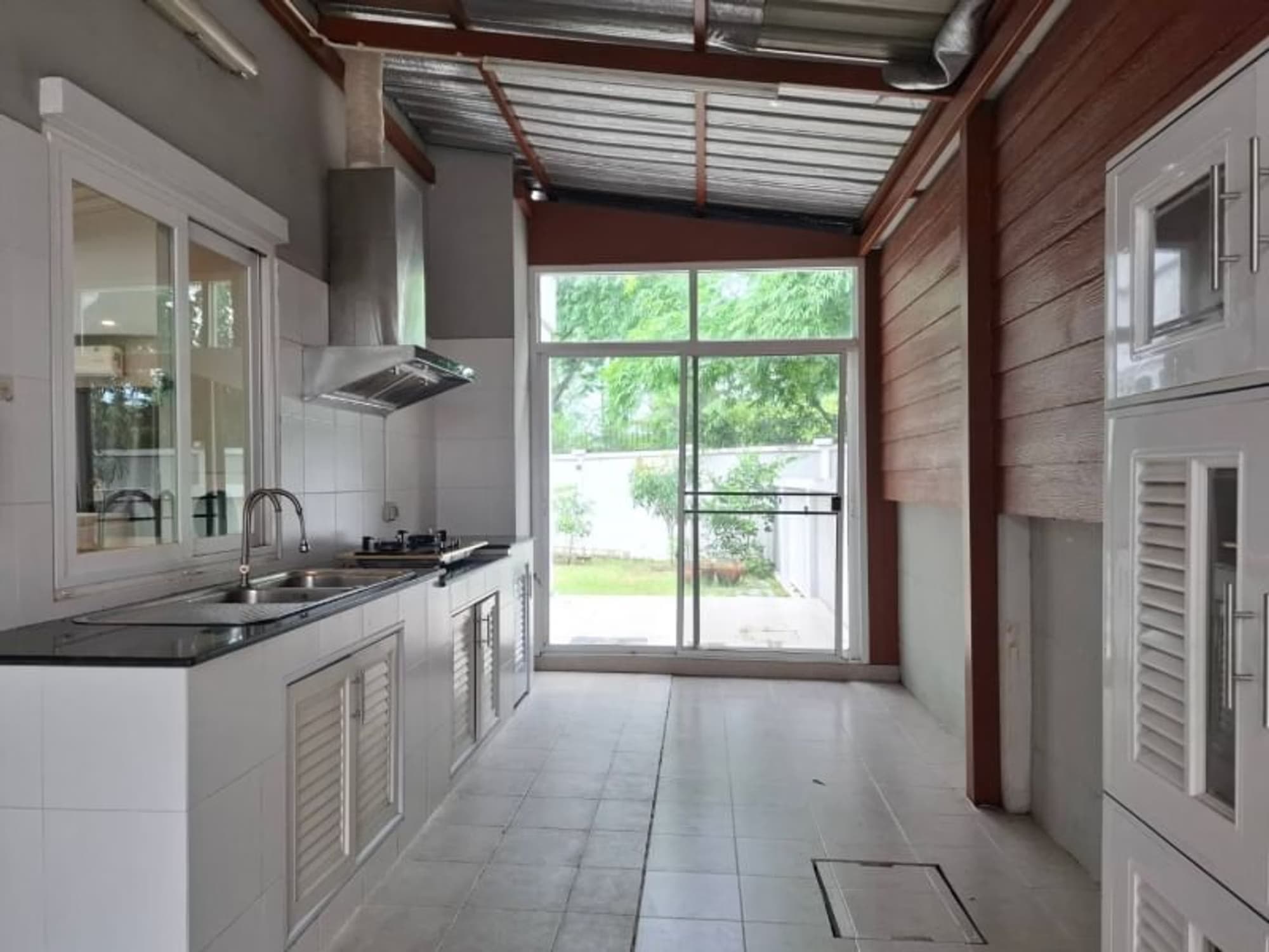 4 Bed House for Rent in Saraphi - Image 6