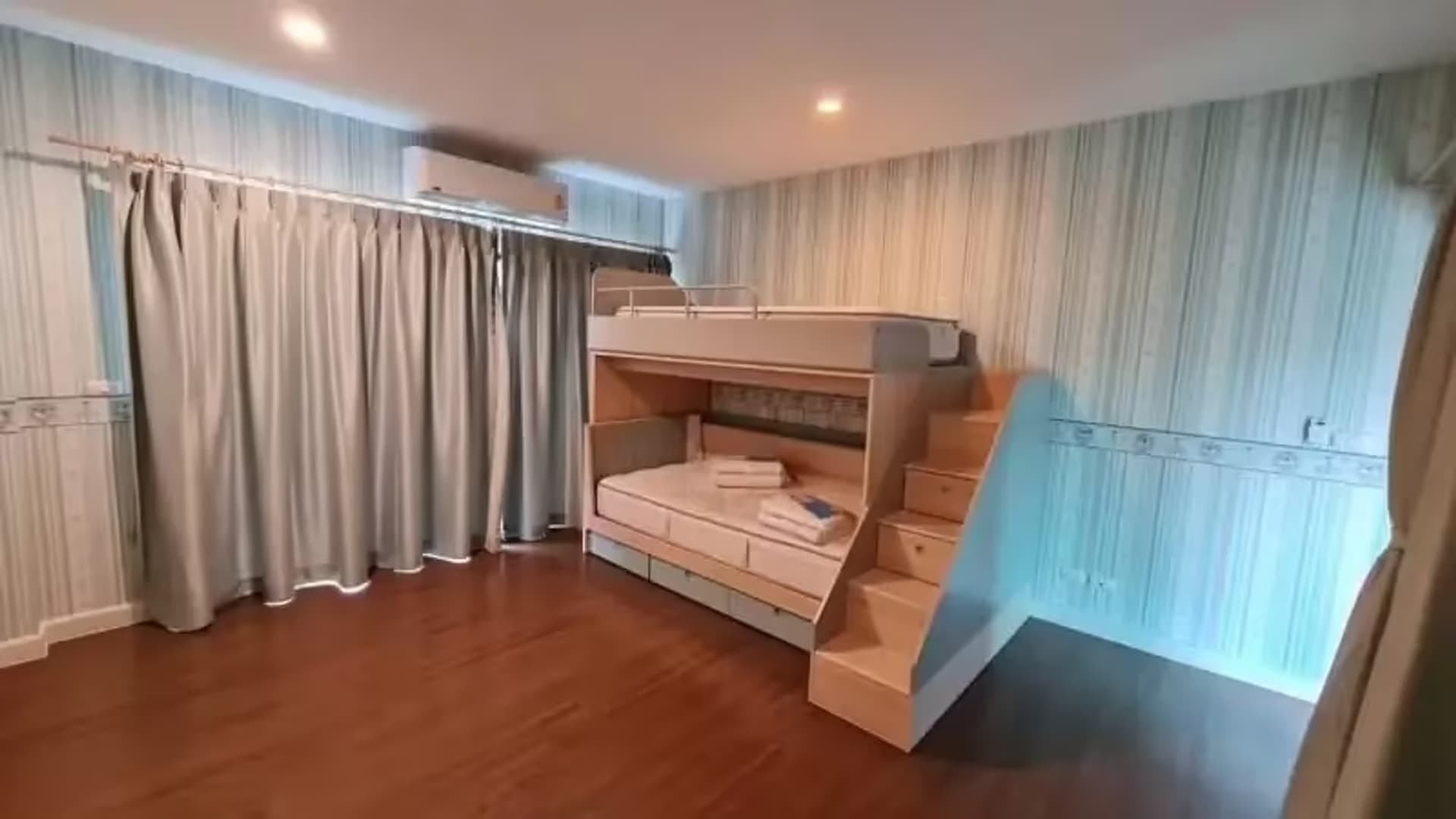 5 Bedroom House - Image 7