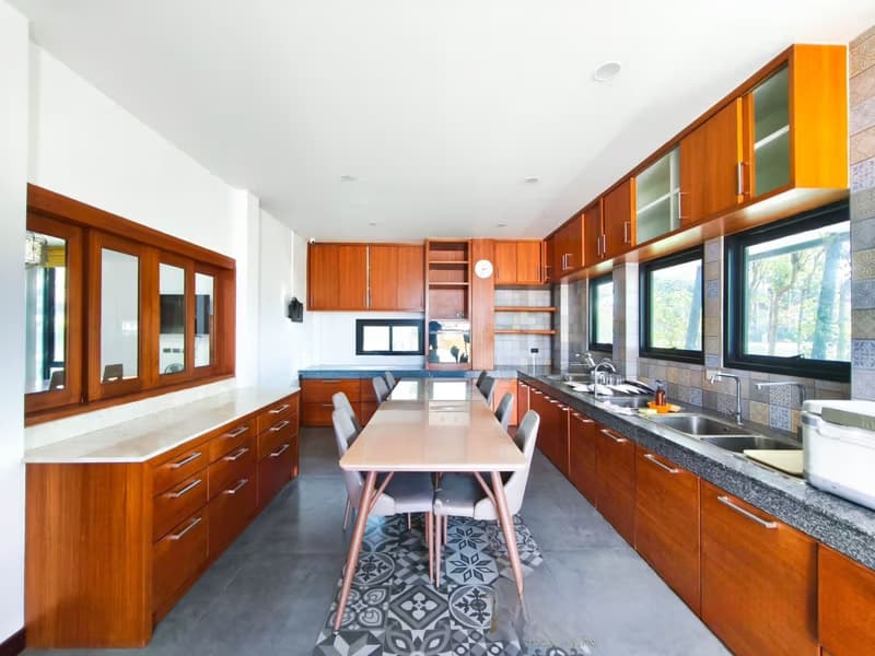 7 Bed House for Rent in Saraphi District