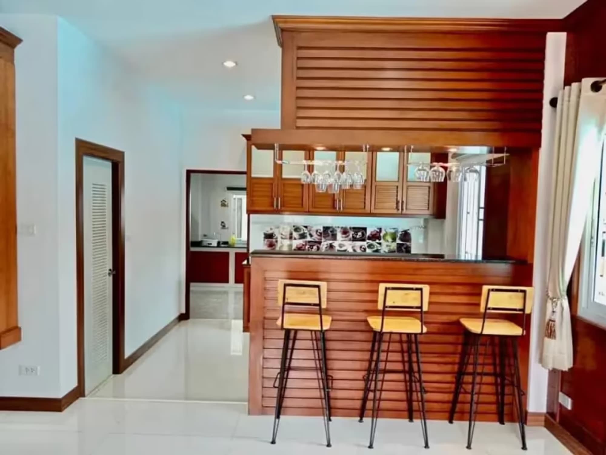 5 Bedroom House - Image 2
