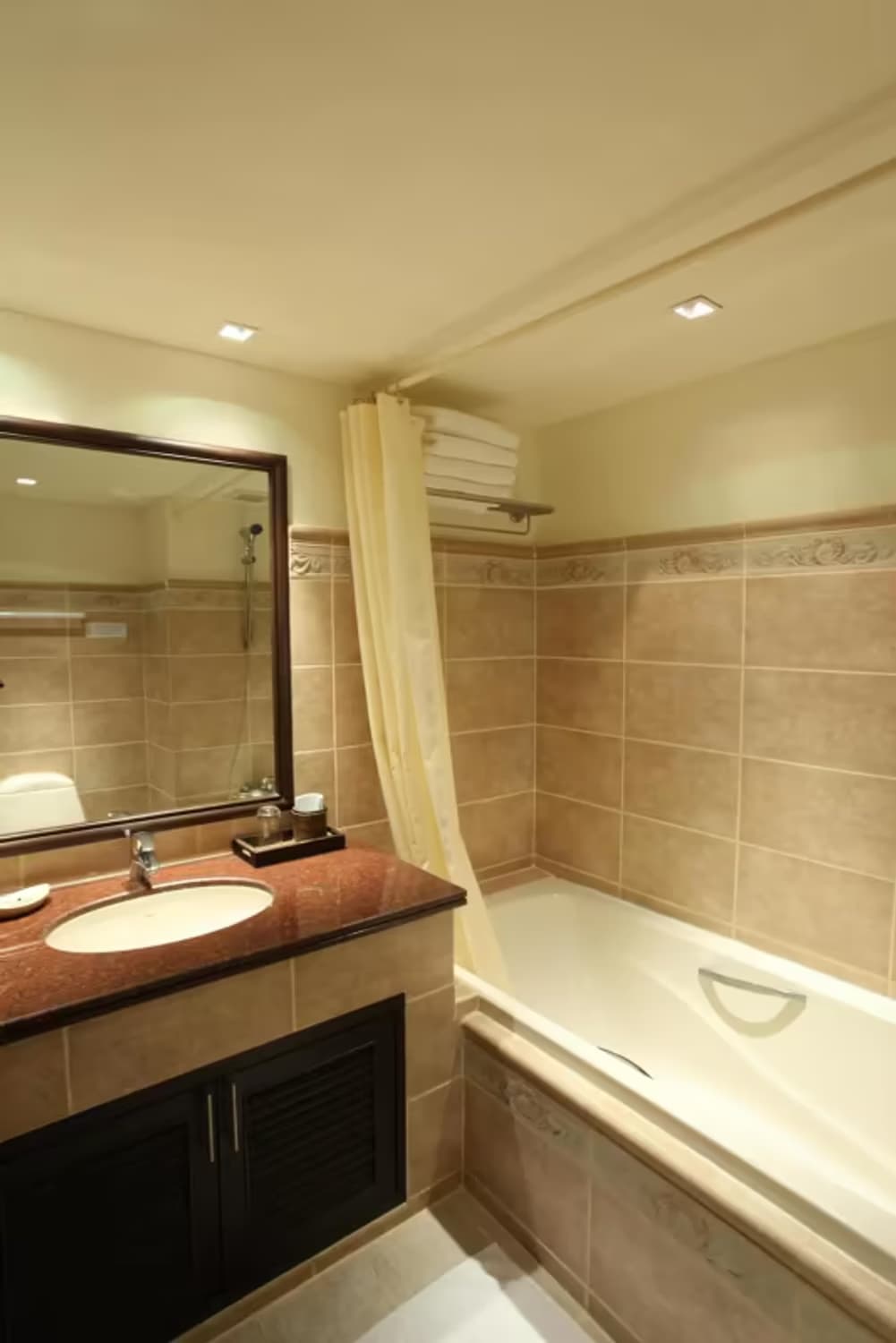 1 Bedroom Condo - Image 1