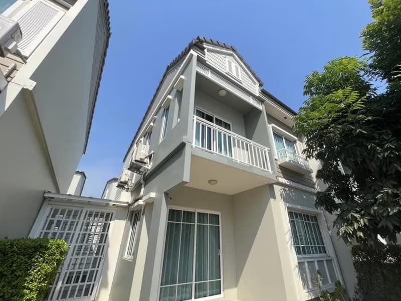 Townhouse for Rent at The Village 3 Bang Na-Wong Waen
