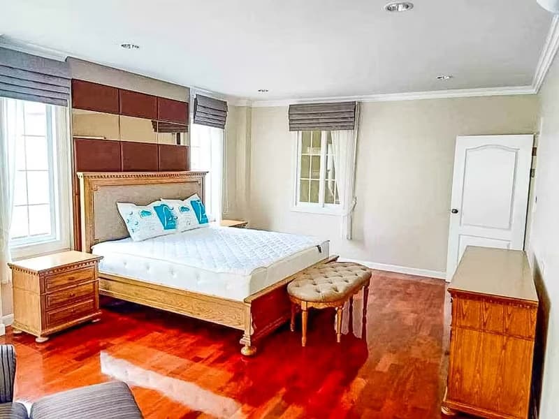 4 Bedroom House for Rent in Bang na