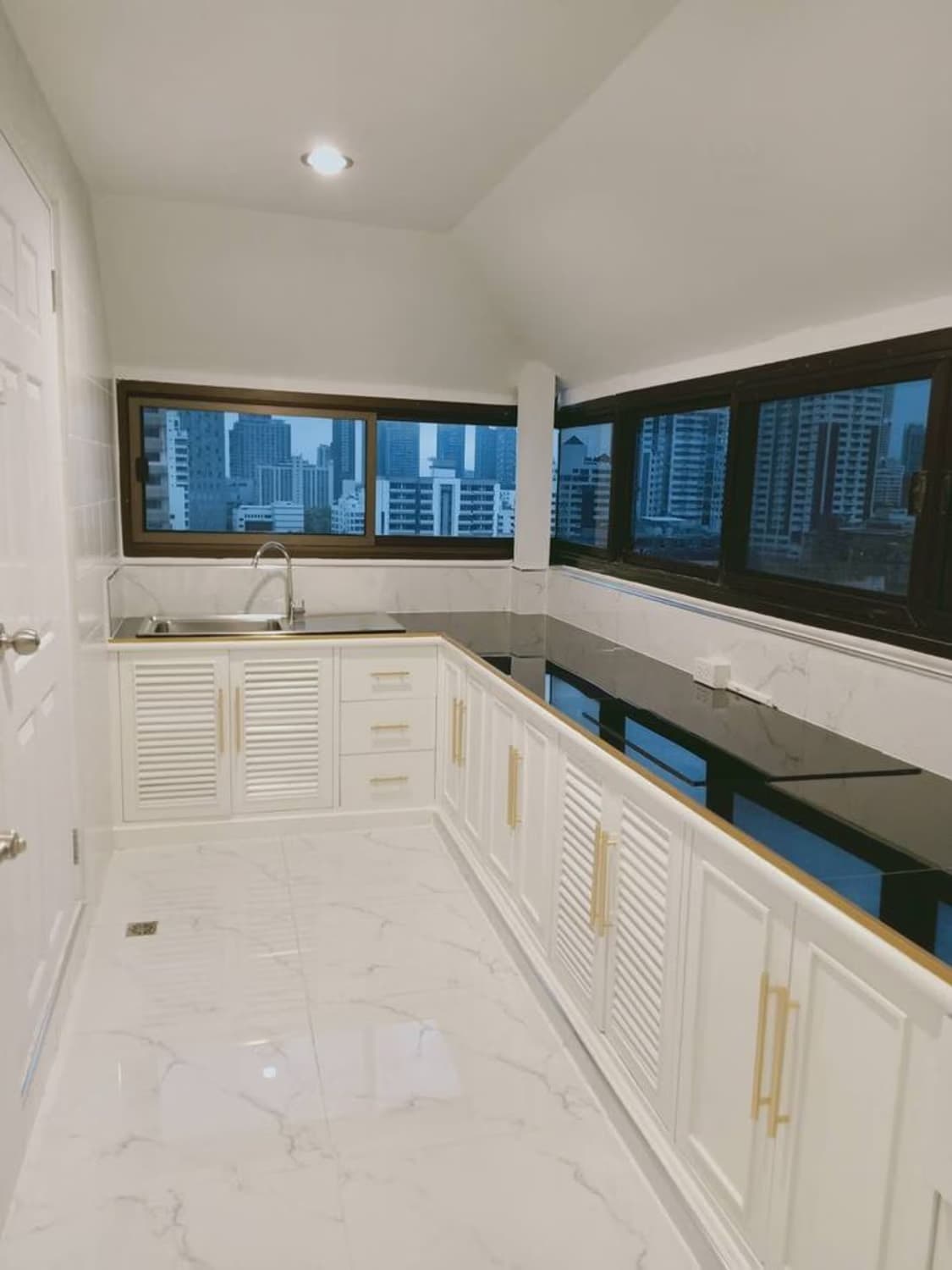 2 Bed Condo for Rent in Watthana - Image 10
