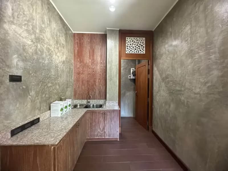 6 Bedroom House