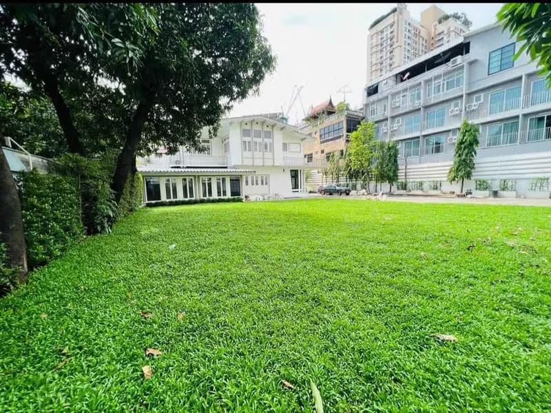 5 Bed House for Rent in Khlong Toei