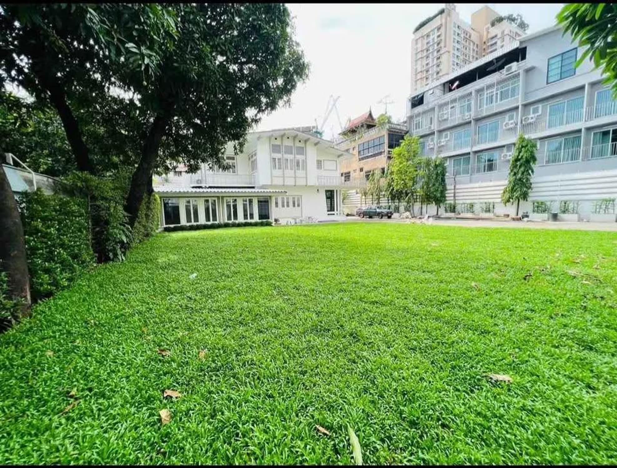 5 Bed House for Rent in Khlong Toei - Image 2 5 Bed House for Rent in Khlong Toei - Image 2