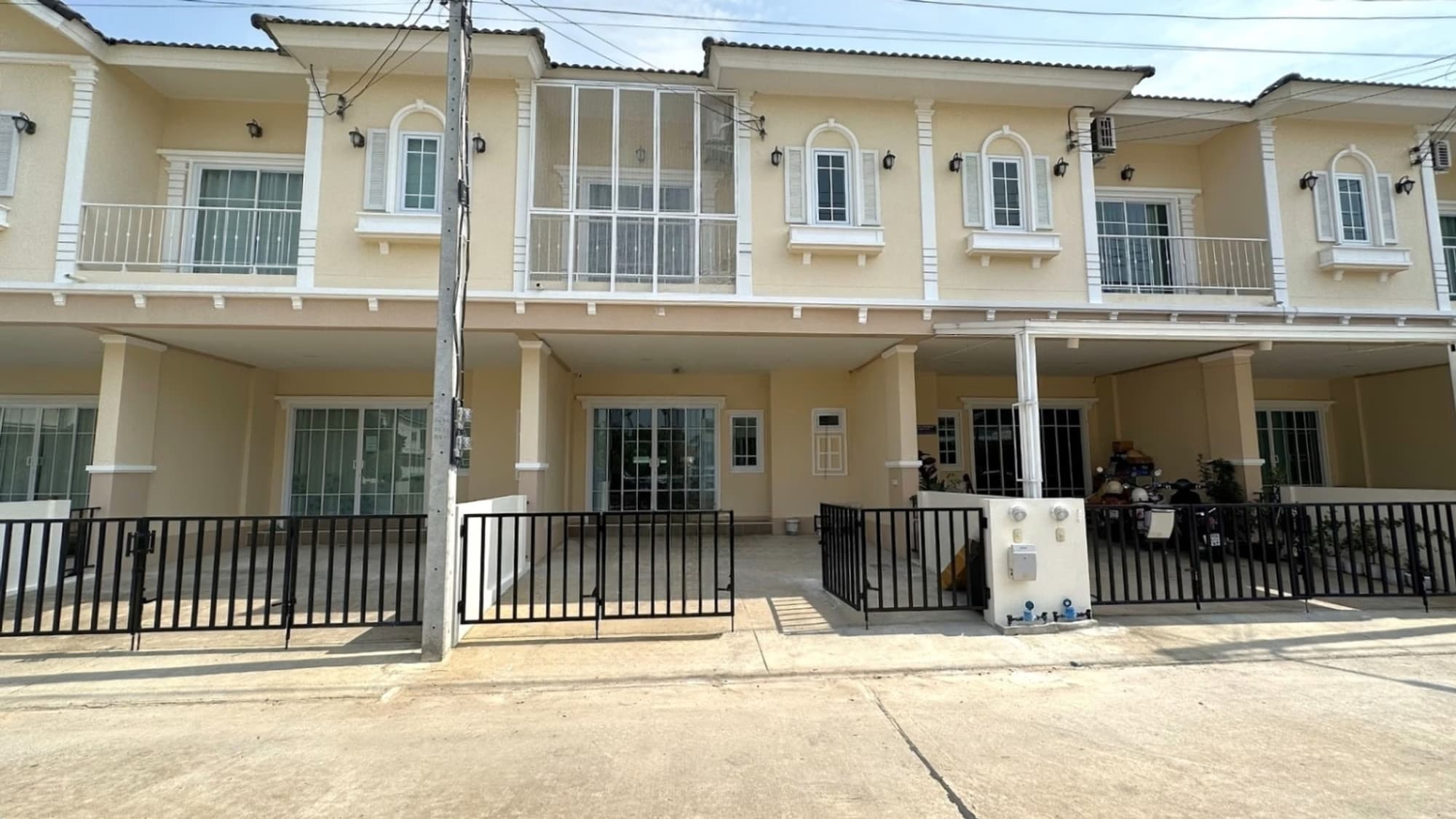 3 Bed Townhouse for Rent in Saraphi - Image 1