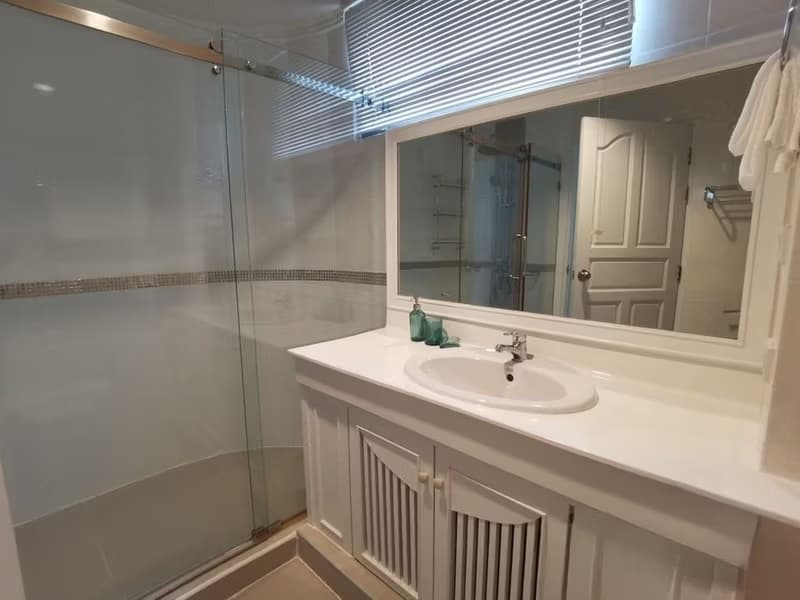 4 Bed Condo for Rent in Watthana