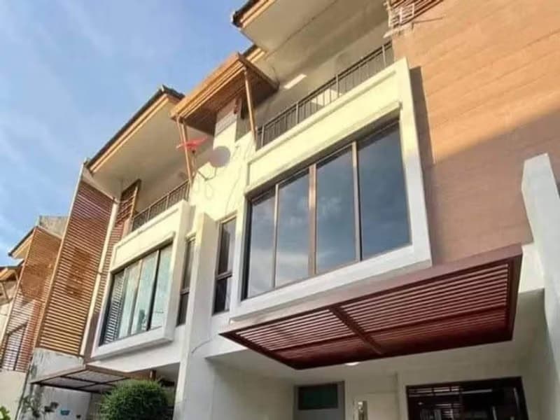 3 Bed Townhouse for Rent in Phra Khanong