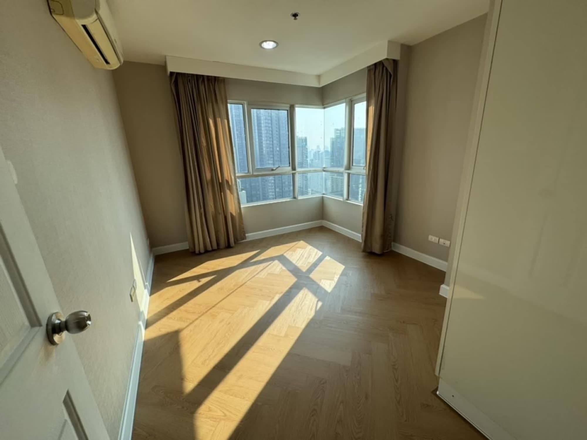 2 Bed Condo for Rent in Huai Khwang - Image 7