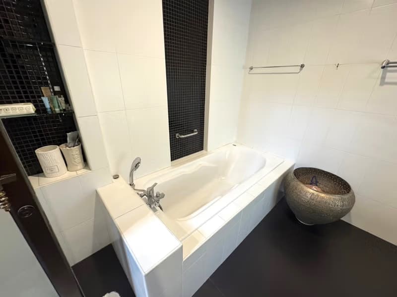 6 Bed House for Sale in Hang Dong District