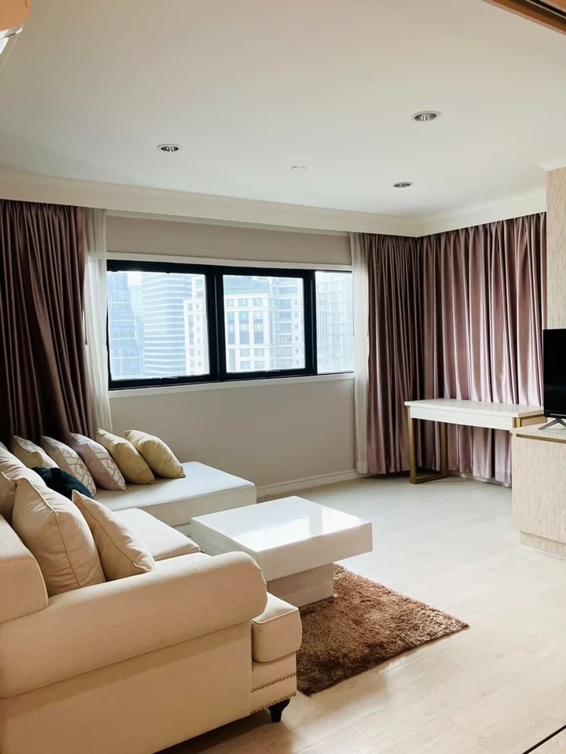 1 ห้องนอน Condo สำหรับ ขาย ใกล้ Sala Daeng BTS - Image 1