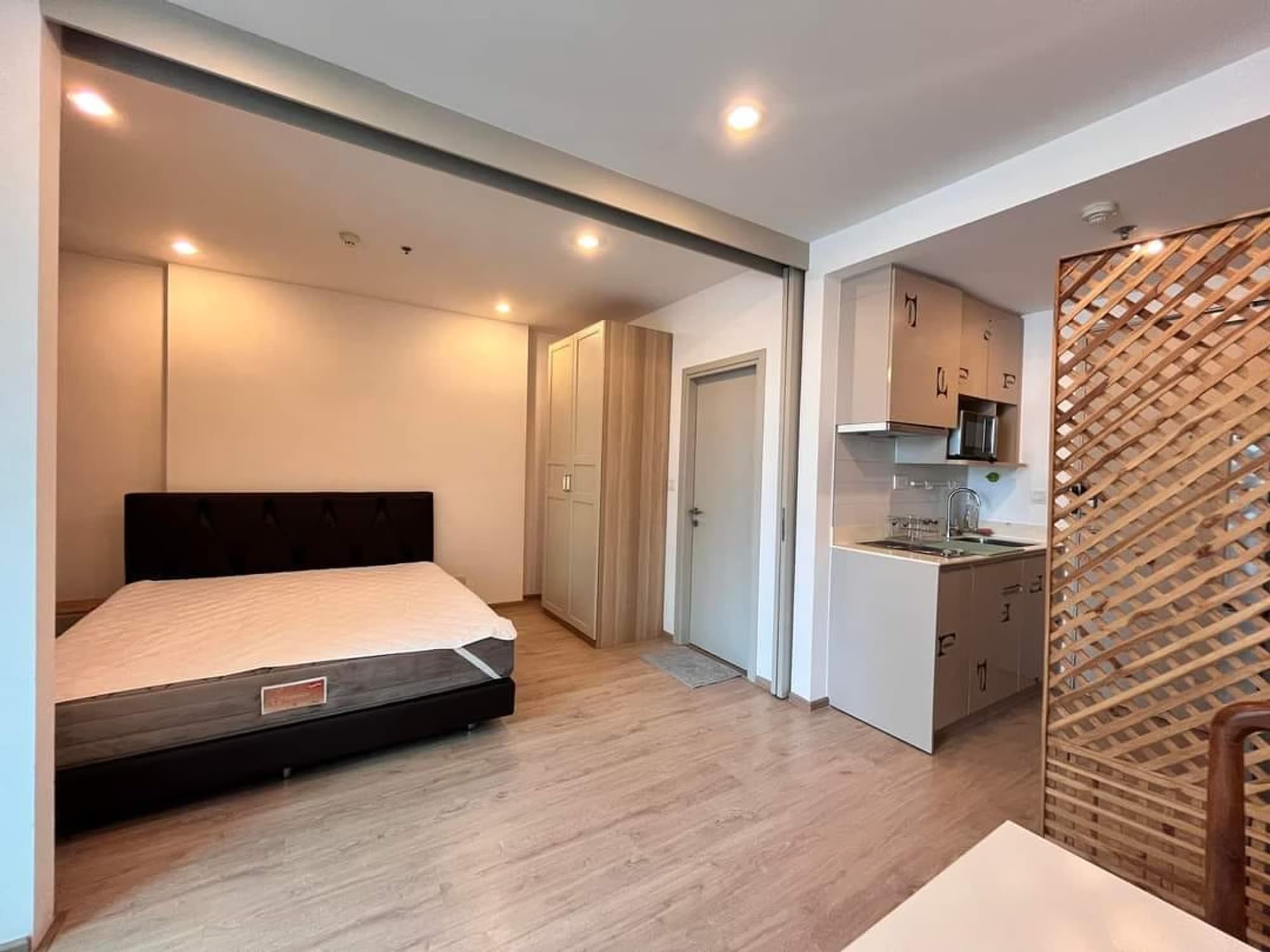 1 Bed Condo for Rent in Bang Rak - Image 4