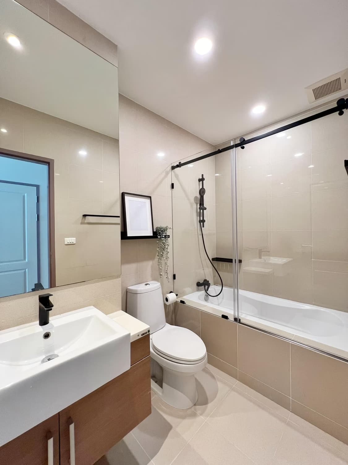 Condo for Rent at Noble Refine - Image 5