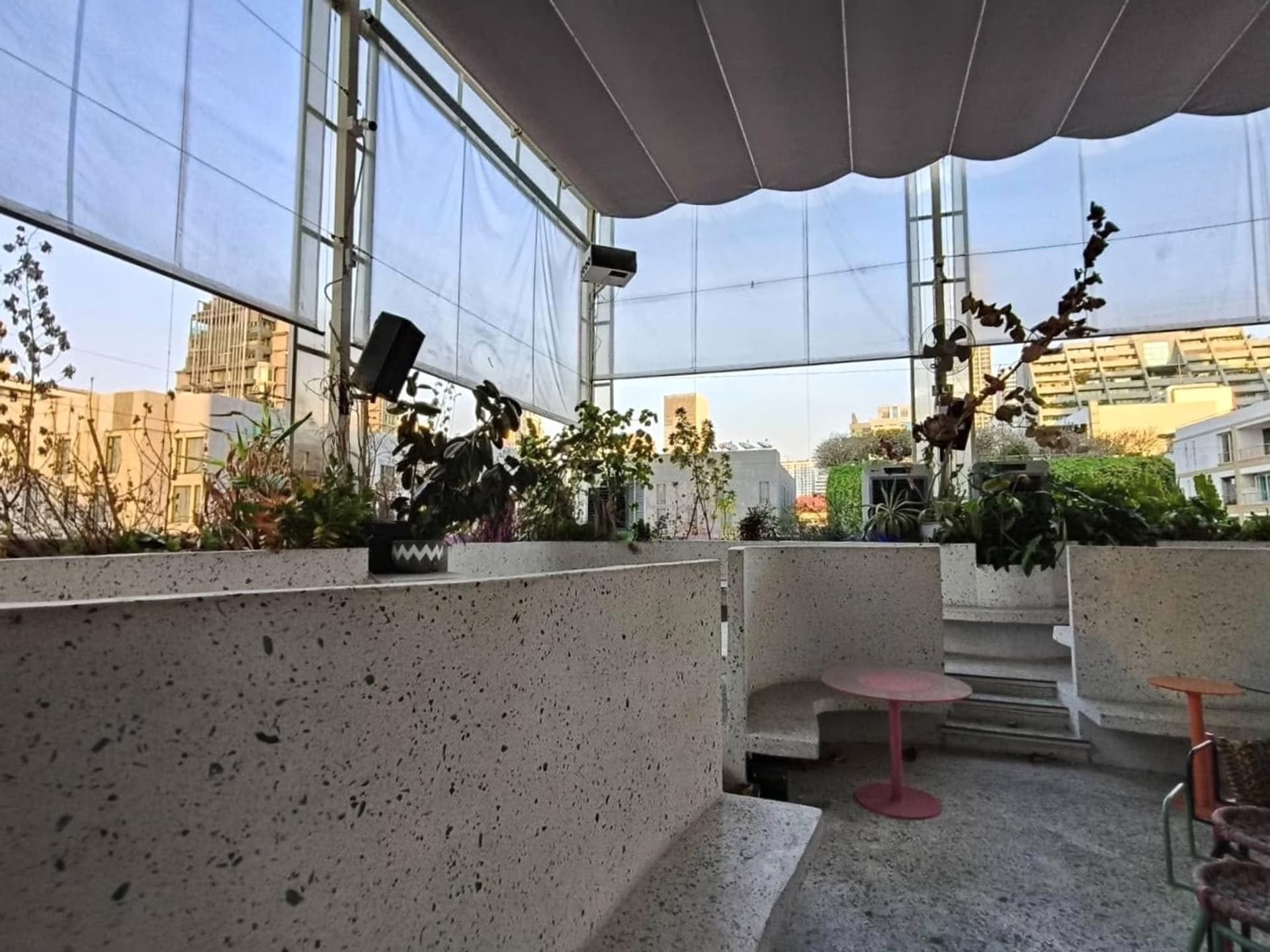 Studio Commercial for Rent in Khlong Toei - Image 3