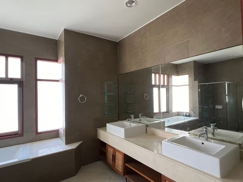 4 Bed House for Rent in Watthana