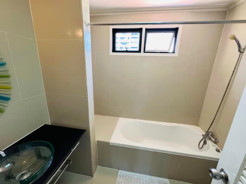 4 Bed Townhouse for Rent in Watthana