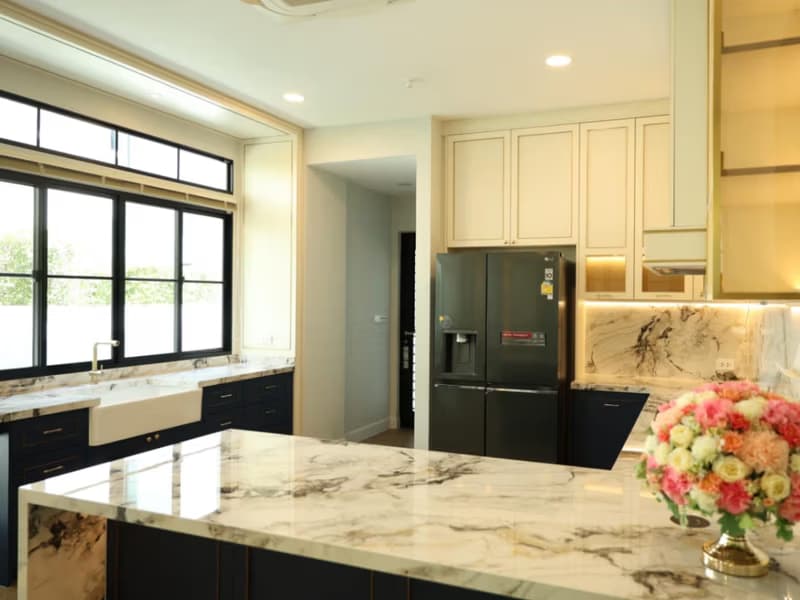 5 Bed House for Rent and Sale in Saphan Sung