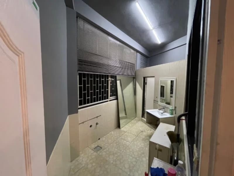 4 Bed Commercial for Rent in Khlong Toei