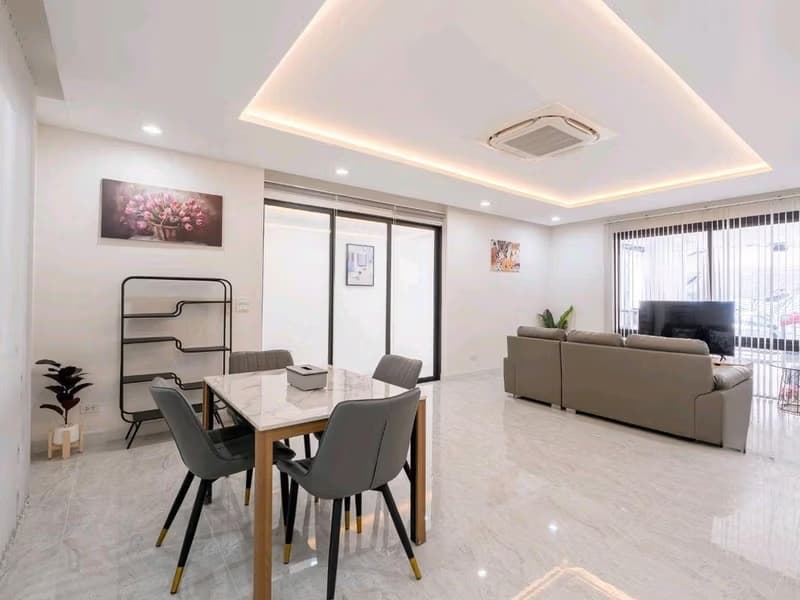 5 Bed House for Rent in Khlong Toei