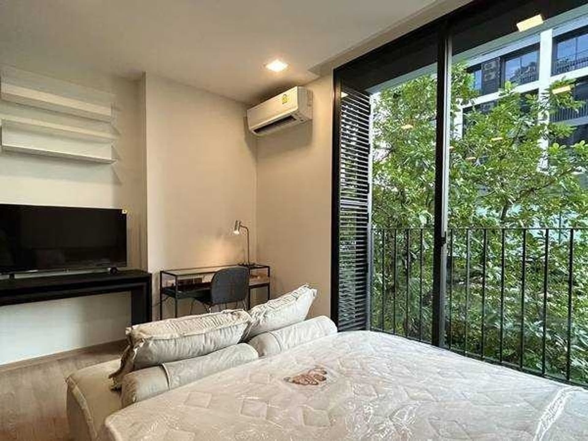 Studio Condo for Rent in Phaya Thai - Image 1