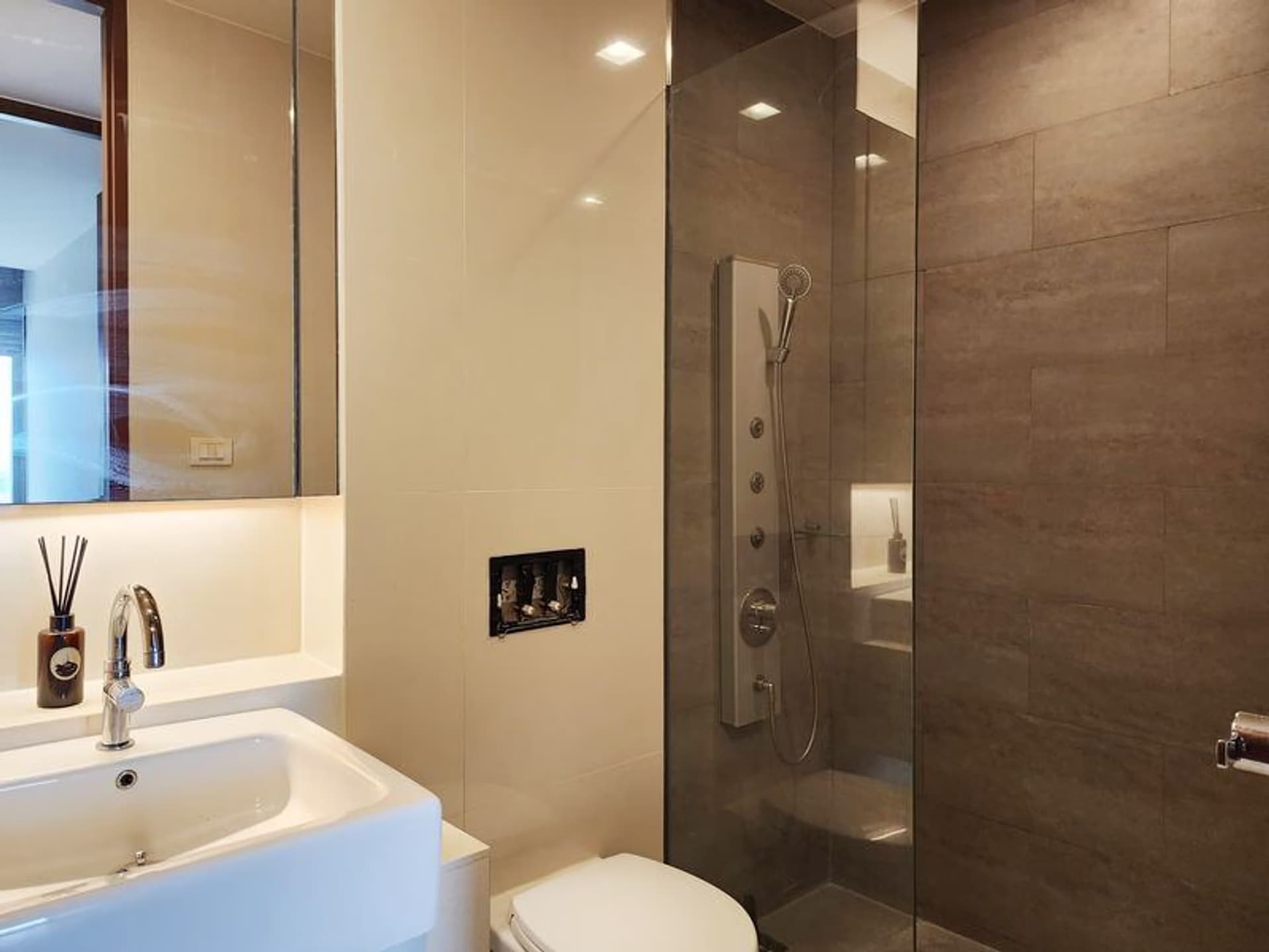 2 Bed Condo for Rent in Khlong Toei - Image 8