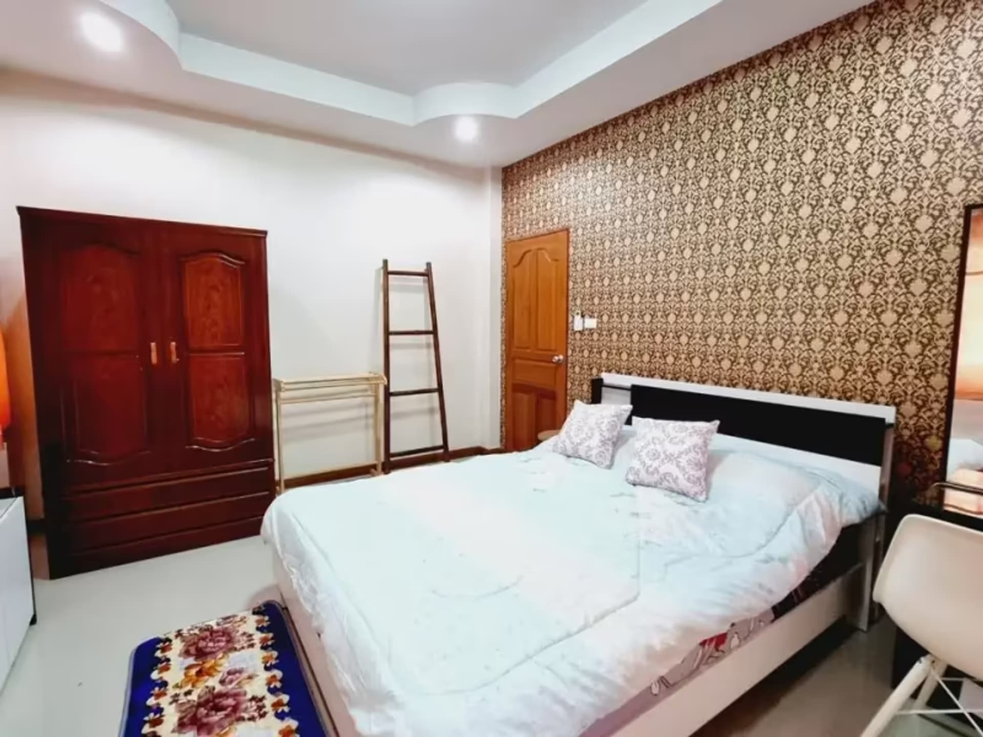 5 Bedroom House - Image 5