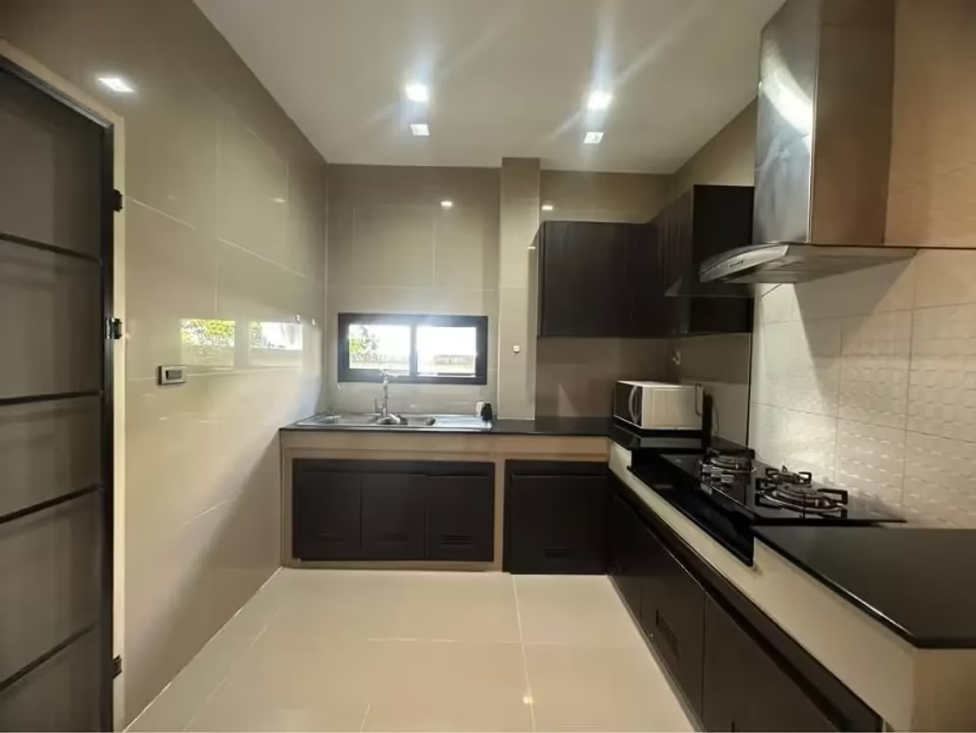 4 Bedroom House - Image 14