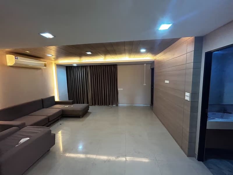 Commercial for Rent in Huai Khwang 