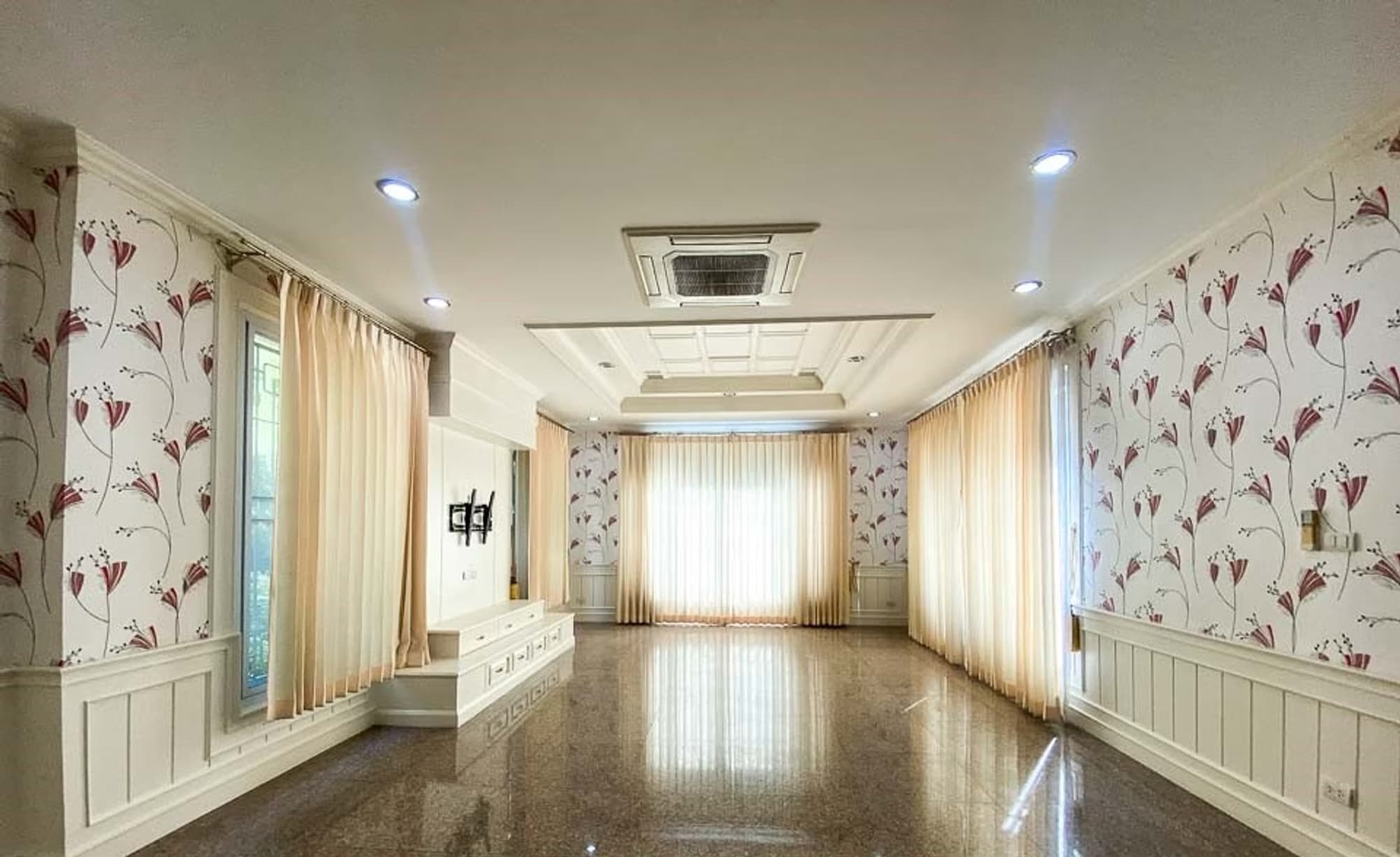 8 Bedroom House - Image 17
