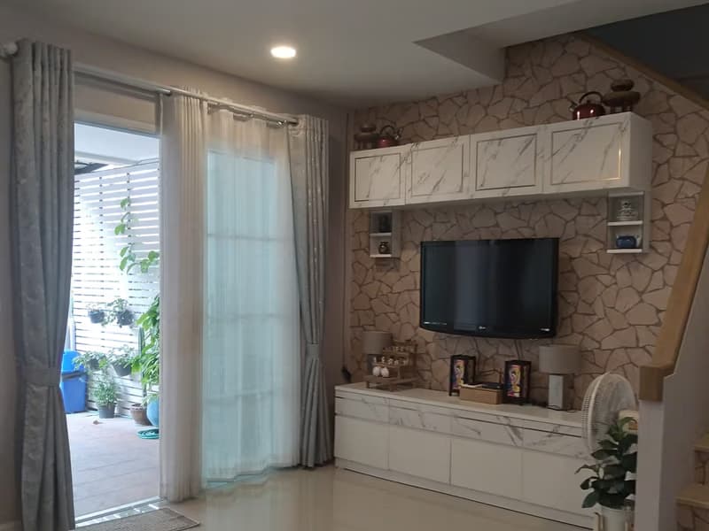 3 Bed Townhouse for Rent and Sale in San Kamphaeng