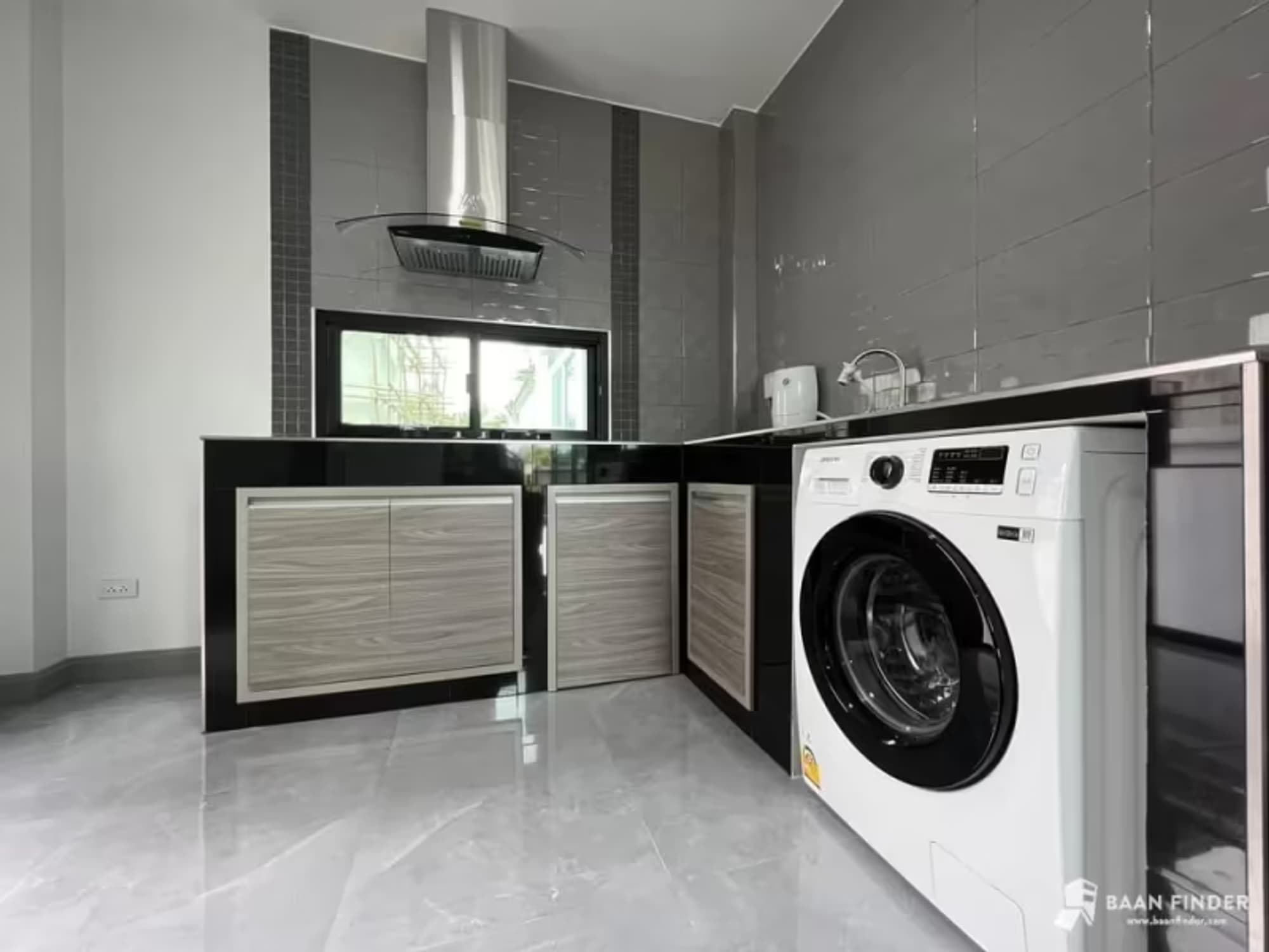 2 Bedroom House - Image 4
