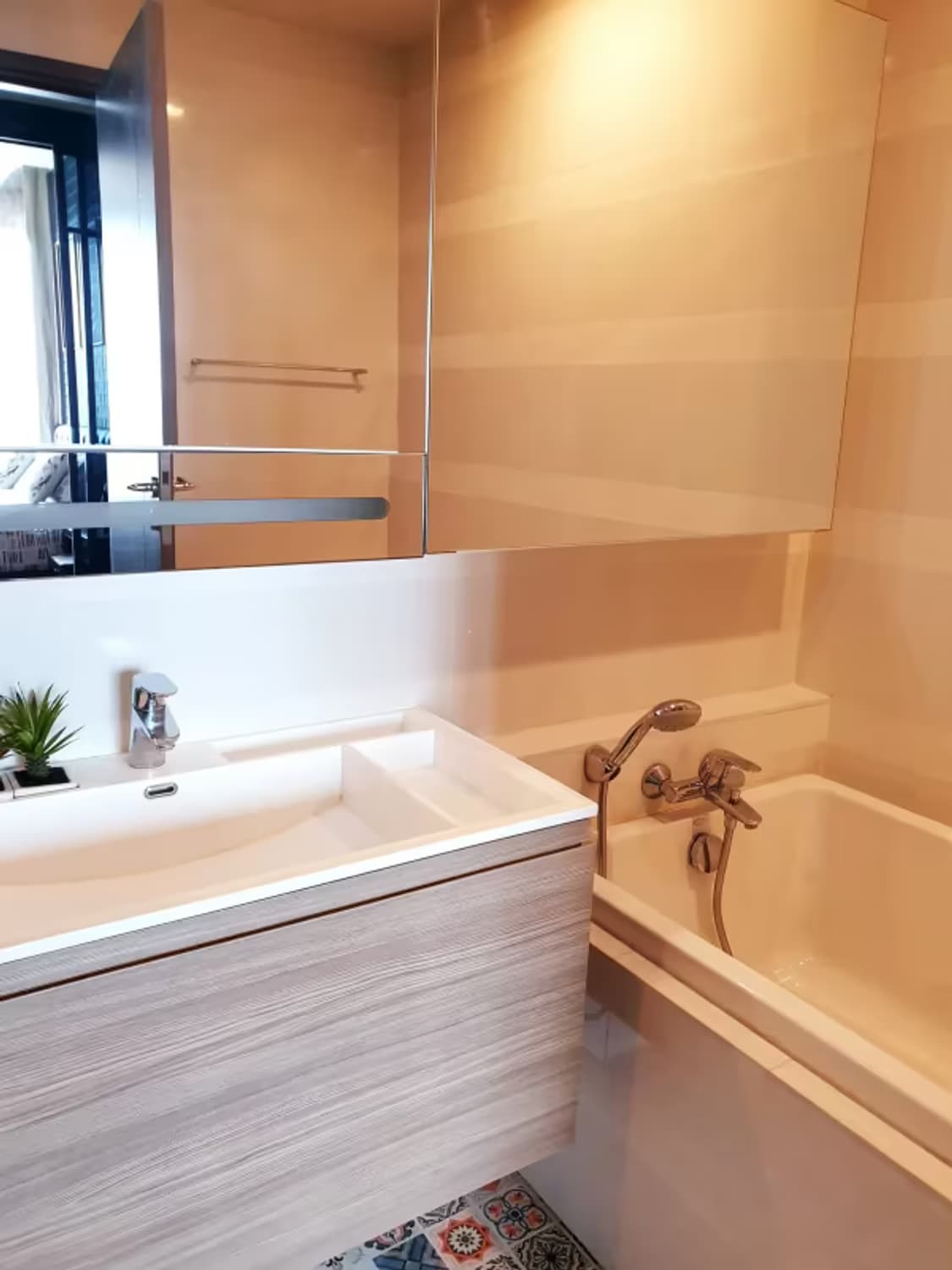 1 Bedroom Condo - Image 1