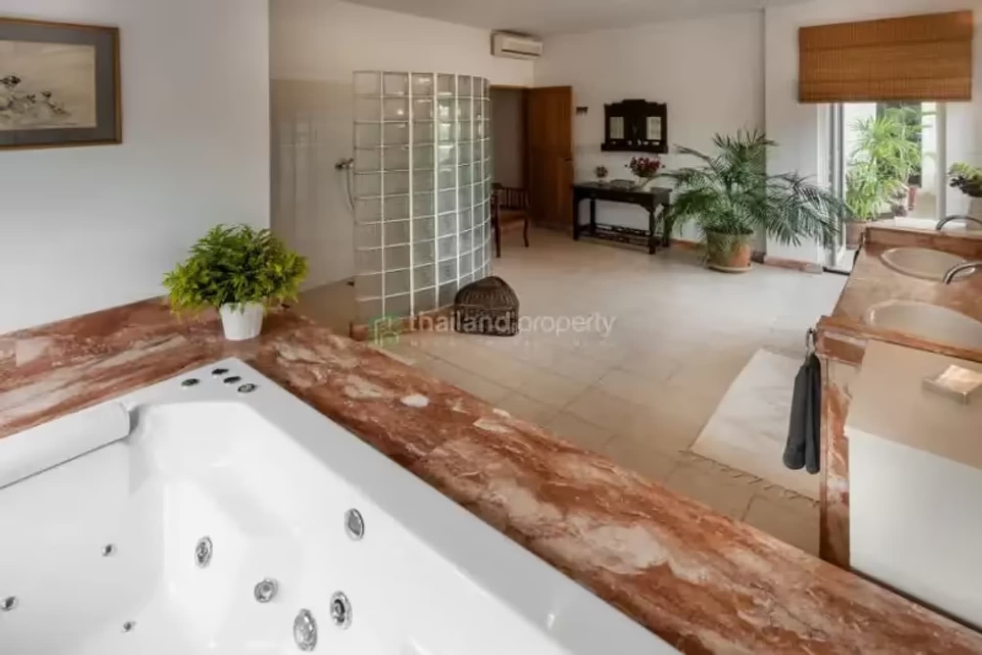 5 Bedroom House - Image 12