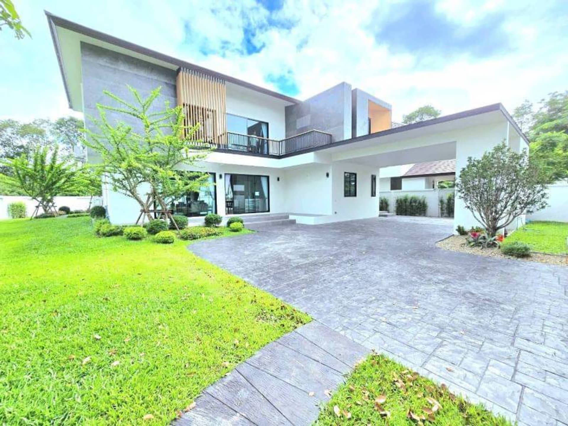 5 Bed House for Sale in Hang Dong District - Image 2