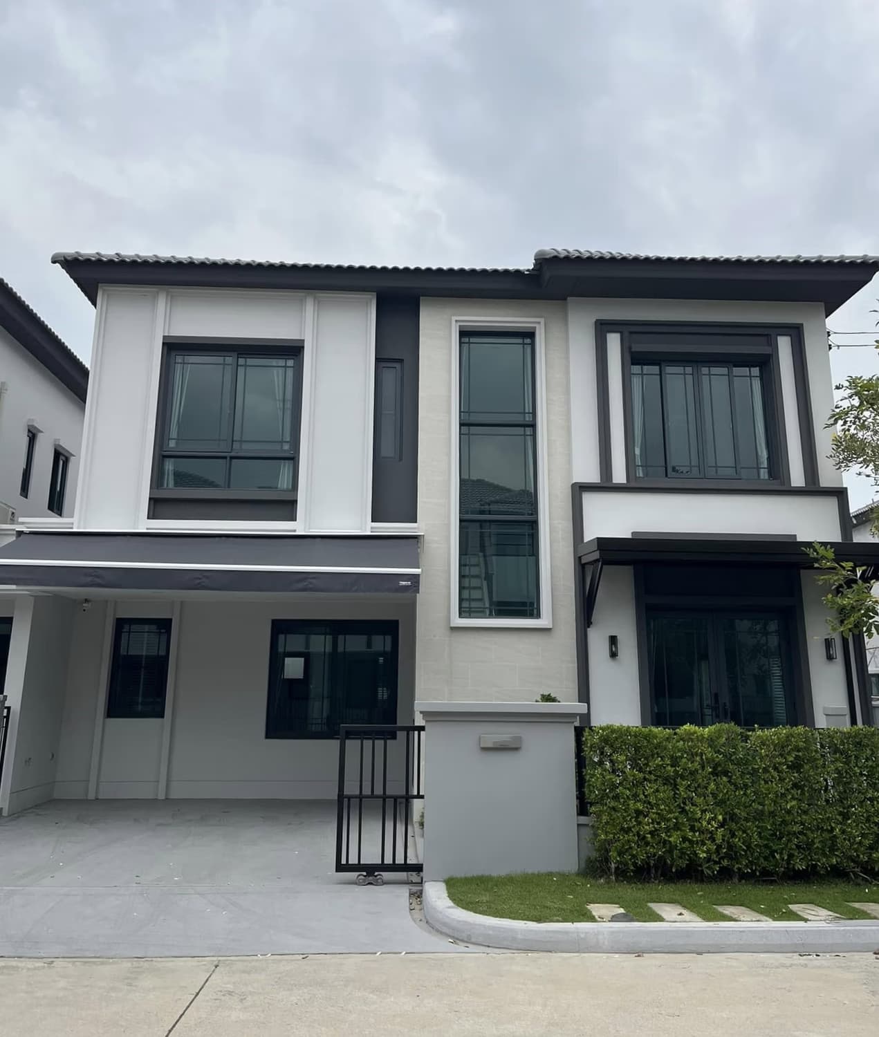 3 Bed House for Rent and Sale in Bang Phli - Image 1