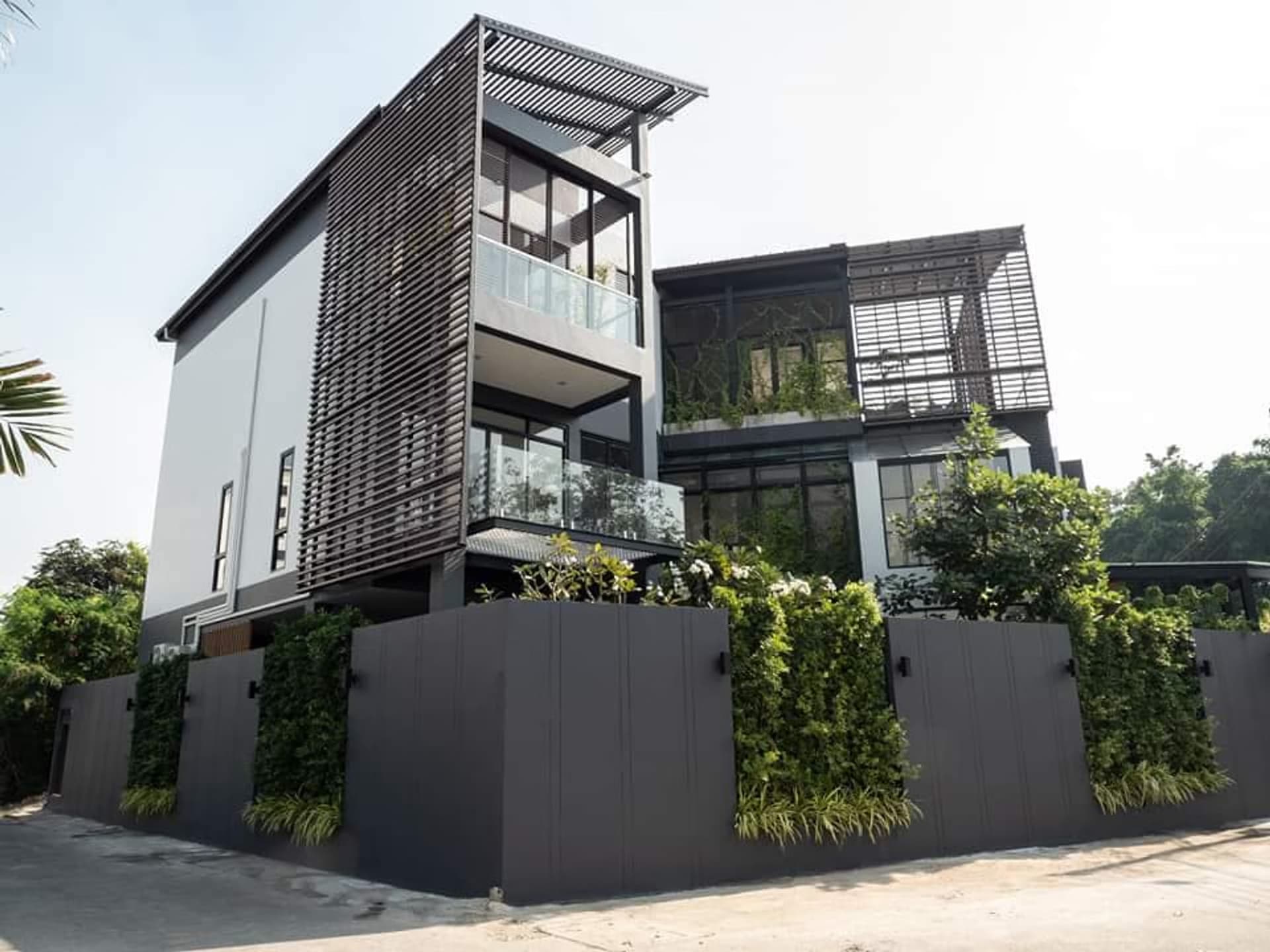 4 Bed House for Sale in Watthana - Image 1