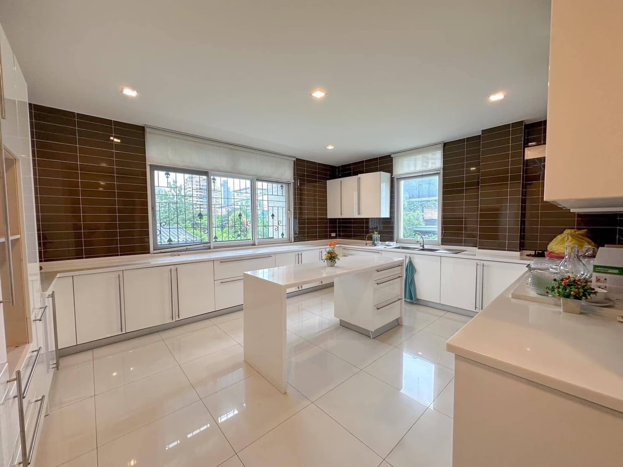 9 Bed House for Sale in Watthana - Image 13