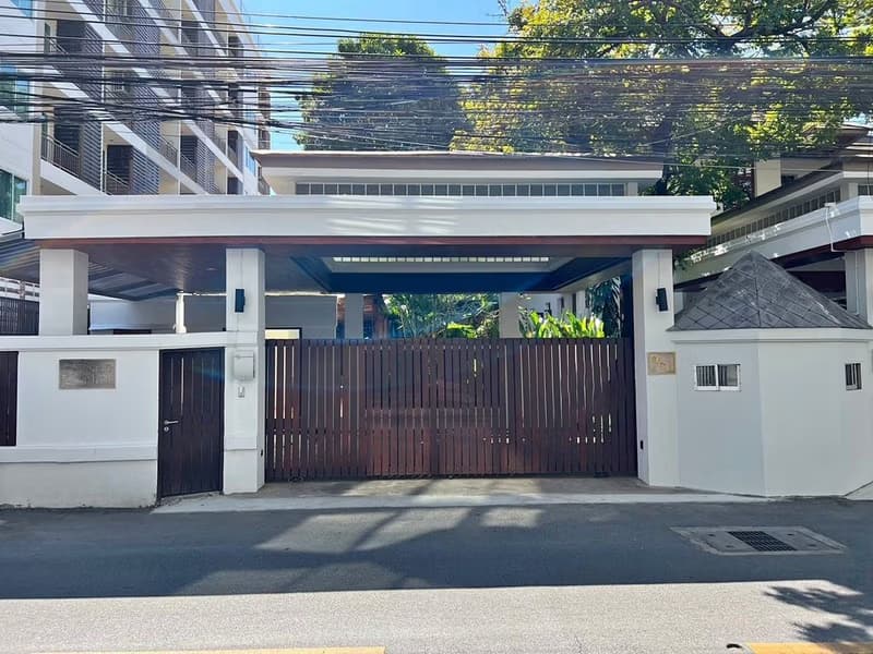 4 Bed House for Rent in Watthana
