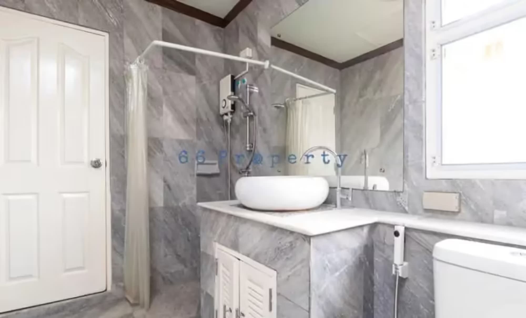 6 Bedroom House - Image 12