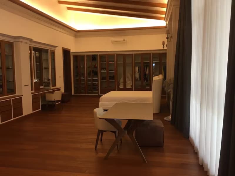 6 Bedroom House