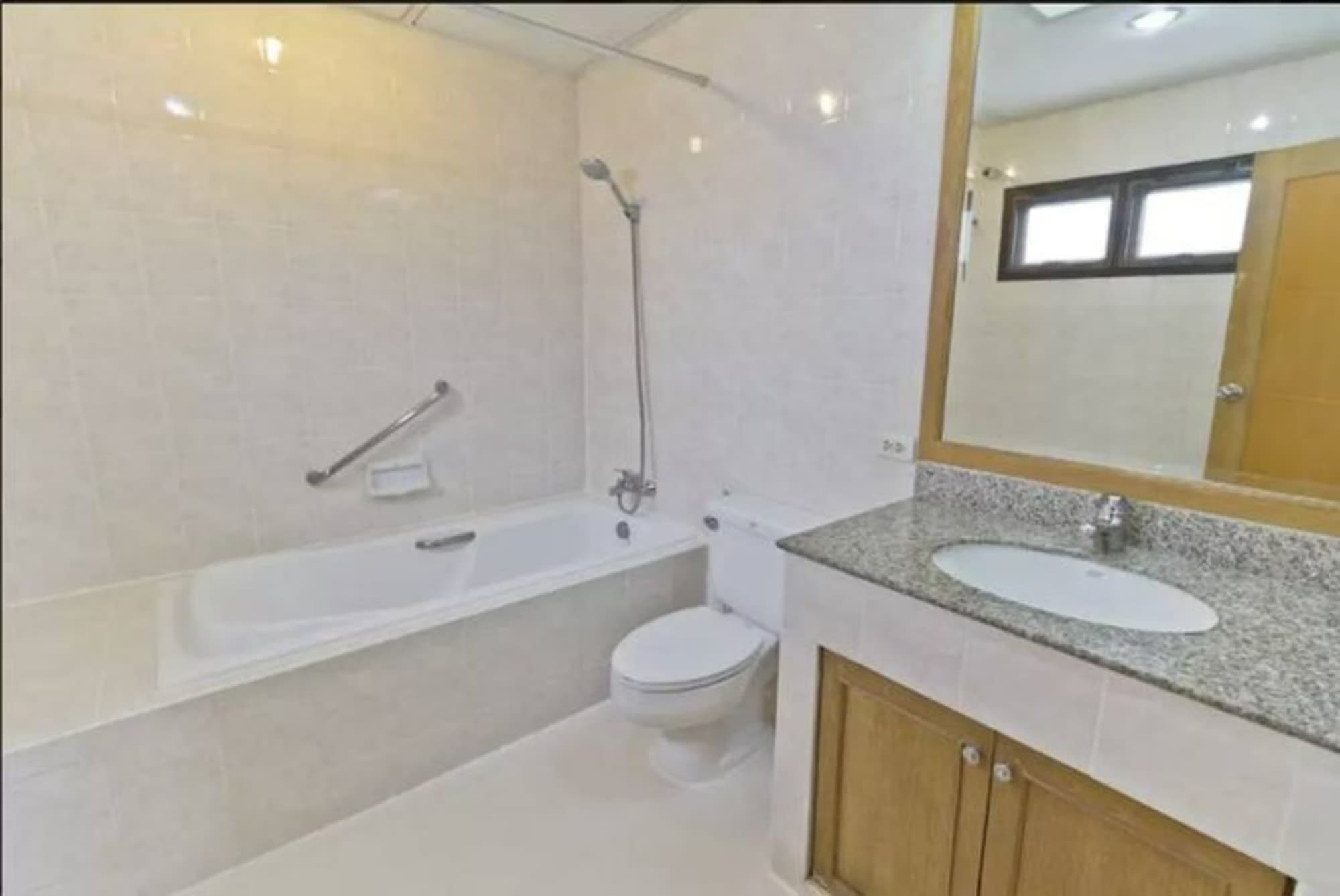 Condo for Rent at S. R. Place - Image 4